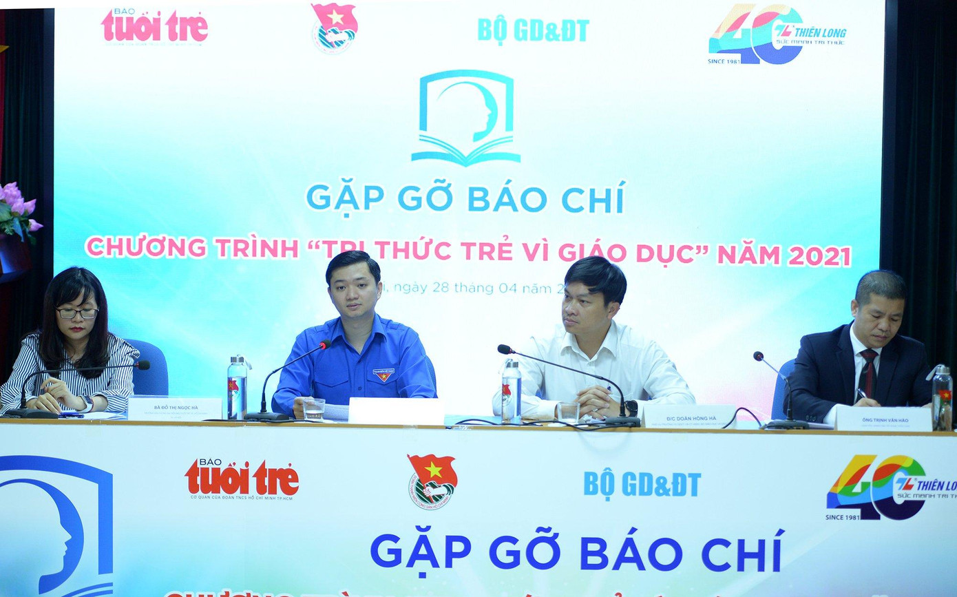 Ban tổ chức giới thiêu về chương trình Tri thức trẻ vì giáo dục giai đoạn 2021 - 2026 và năm 2021. Ảnh: Dương Triều Ban tổ chức giới thiêu về chương trình Tri thức trẻ vì giáo dục giai đoạn 2021 - 2026 và năm 2021. Ảnh: Dương Triều