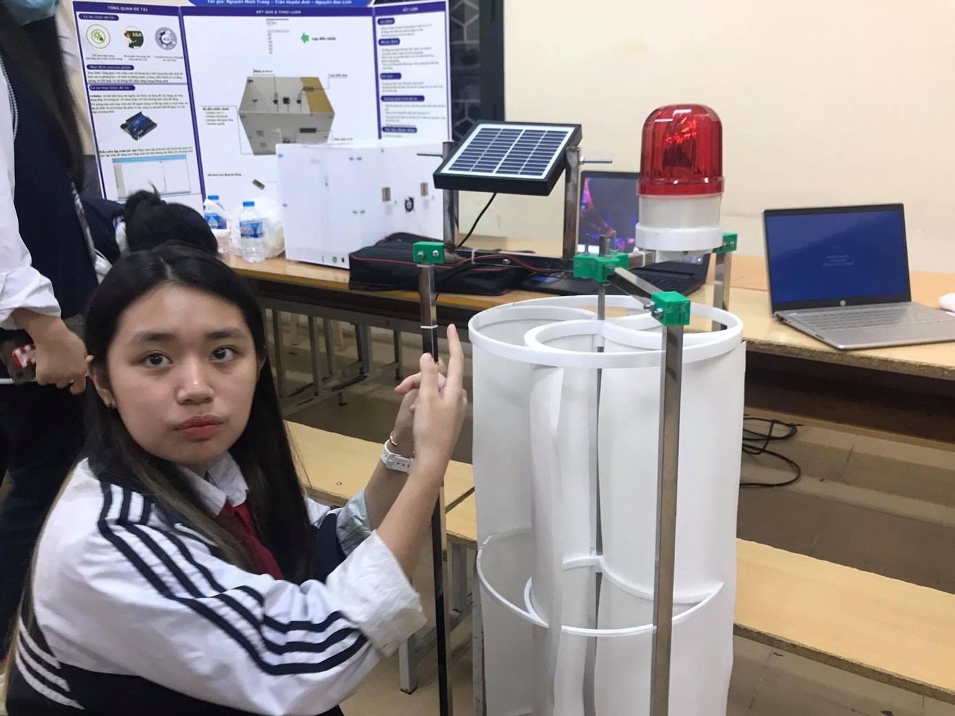 Các thí sinh giới thiệu về sản phẩm sáng tạo tại Hội thi