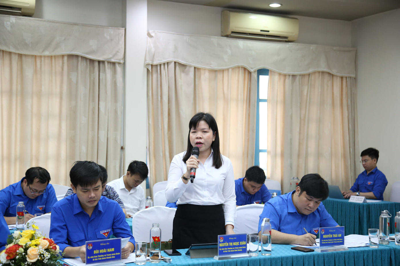 Các đại biểu thảo luận tại hội nghị Các đại biểu thảo luận tại hội nghị