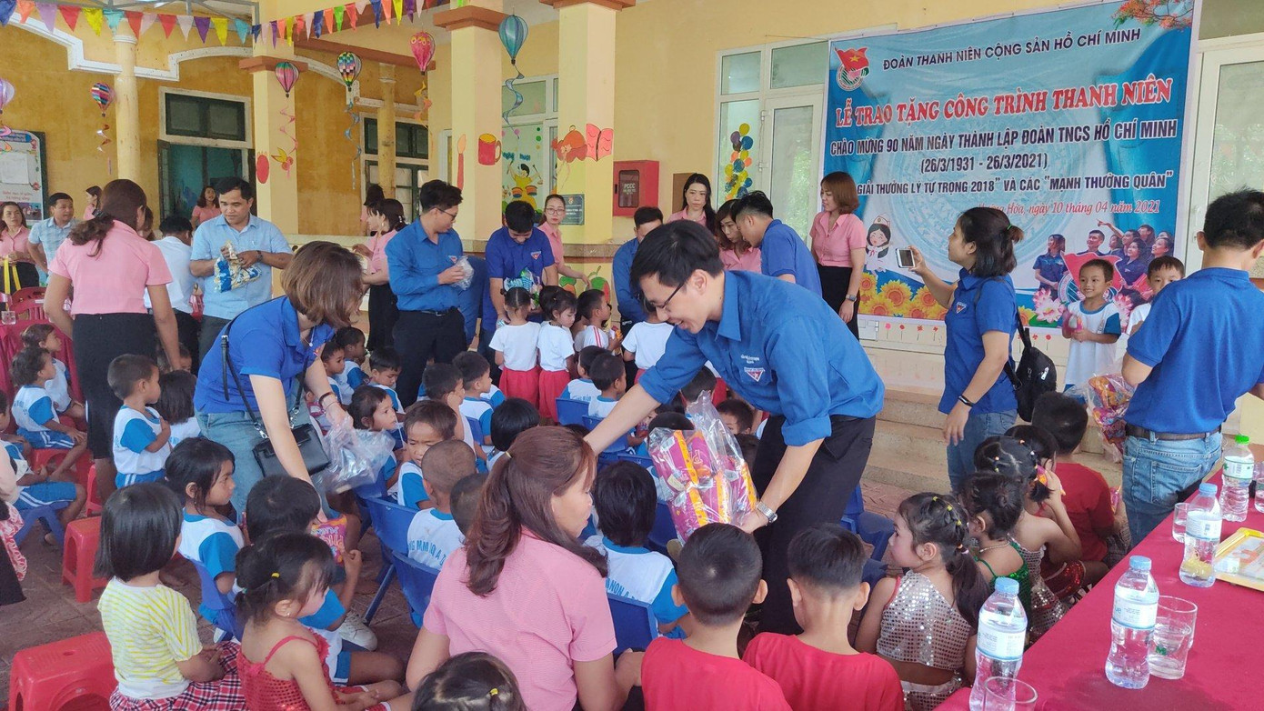 Nhóm Giải thưởng Lý Tự Trọng 2018 trao tặng các món quà ý nghĩa cho ác em học sinh mầm non vùng biên tại điểm trường Húc Palu thuộc trường tiểu học A Túc, xã Lìa (huyện Hướng Hóa, tỉnh Quảng Trị).