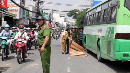 BẢN TIN ATGT: Đón xe đi chữa bệnh, một phụ nữ bị ô tô tải tông chết ảnh 4