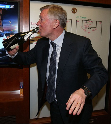 Ông không ngần ngại bật nắp và uống ăn mừng