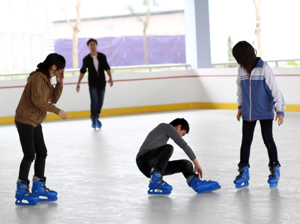 Trượt và ngã là chuyện rất nhỏ trên sân băng