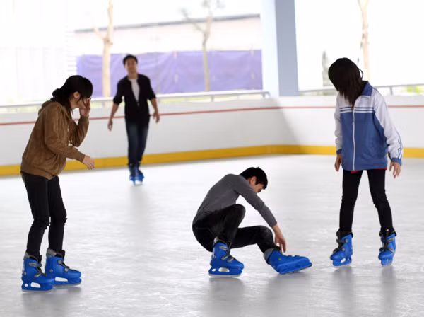 Trượt và ngã là chuyện rất nhỏ trên sân băng. Trượt và ngã là chuyện rất nhỏ trên sân băng