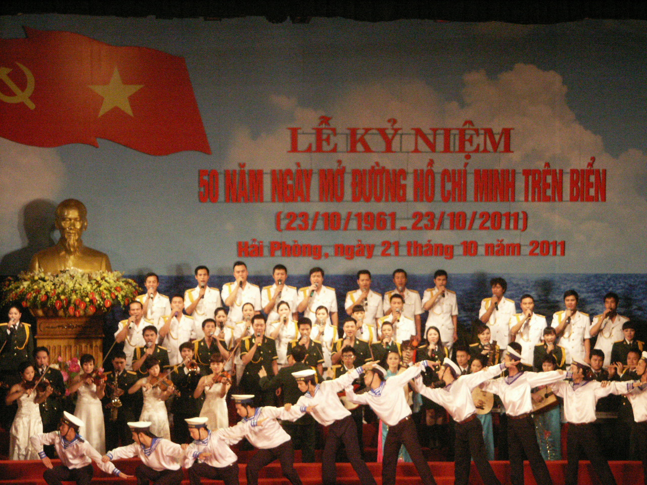 Chương trình ca múa nhạc chào mừng buổi lễ