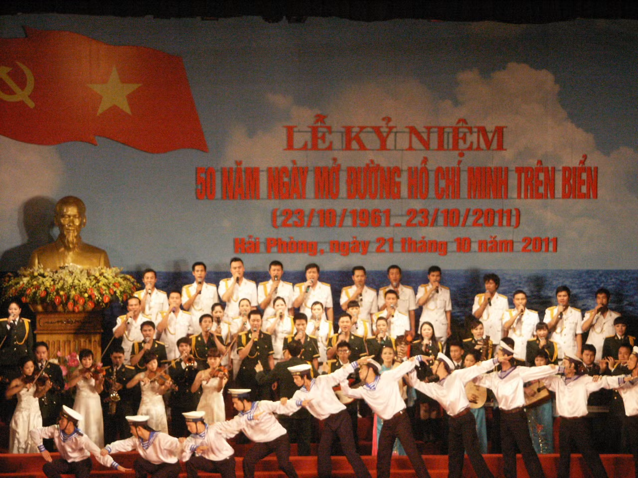 Chương trình ca múa nhạc chào mừng buổi lễ