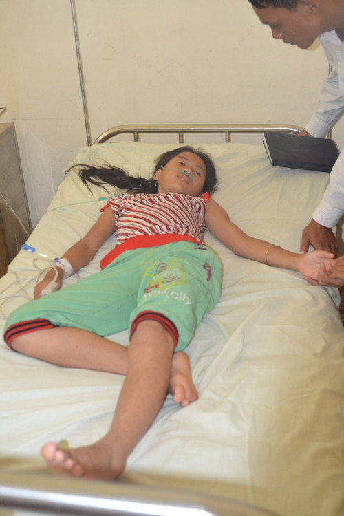 Cháu Nguyễn Thị Tường Vi đang cấp cứu tại BV Buôn Đôn.