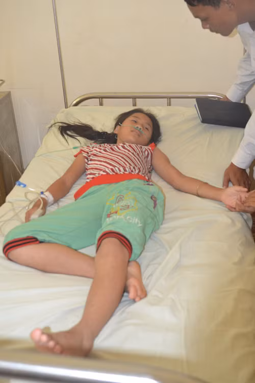 Cháu Nguyễn Thị Tường Vi đang cấp cứu tại BV Buôn Đôn.