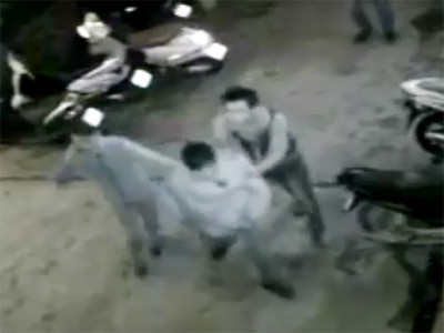 Vinh bị chủ xe và người dân bắt ngay sau đó. Vinh bị chủ xe và dân chúng bắt ngay sau đó