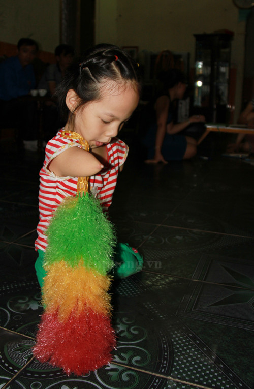 Chi còn quét được nhà. Ảnh: Trường Phong