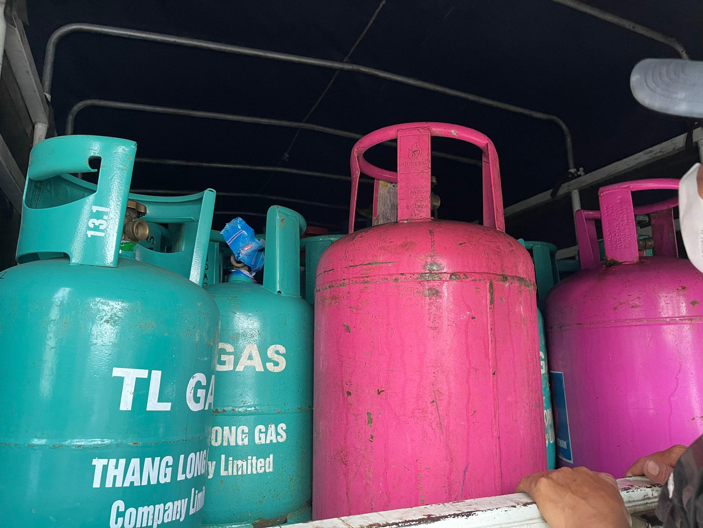 Bình gas của nhiều hãng ở xưởng chiết gas lậu Quyền Thu. Ảnh: N.L