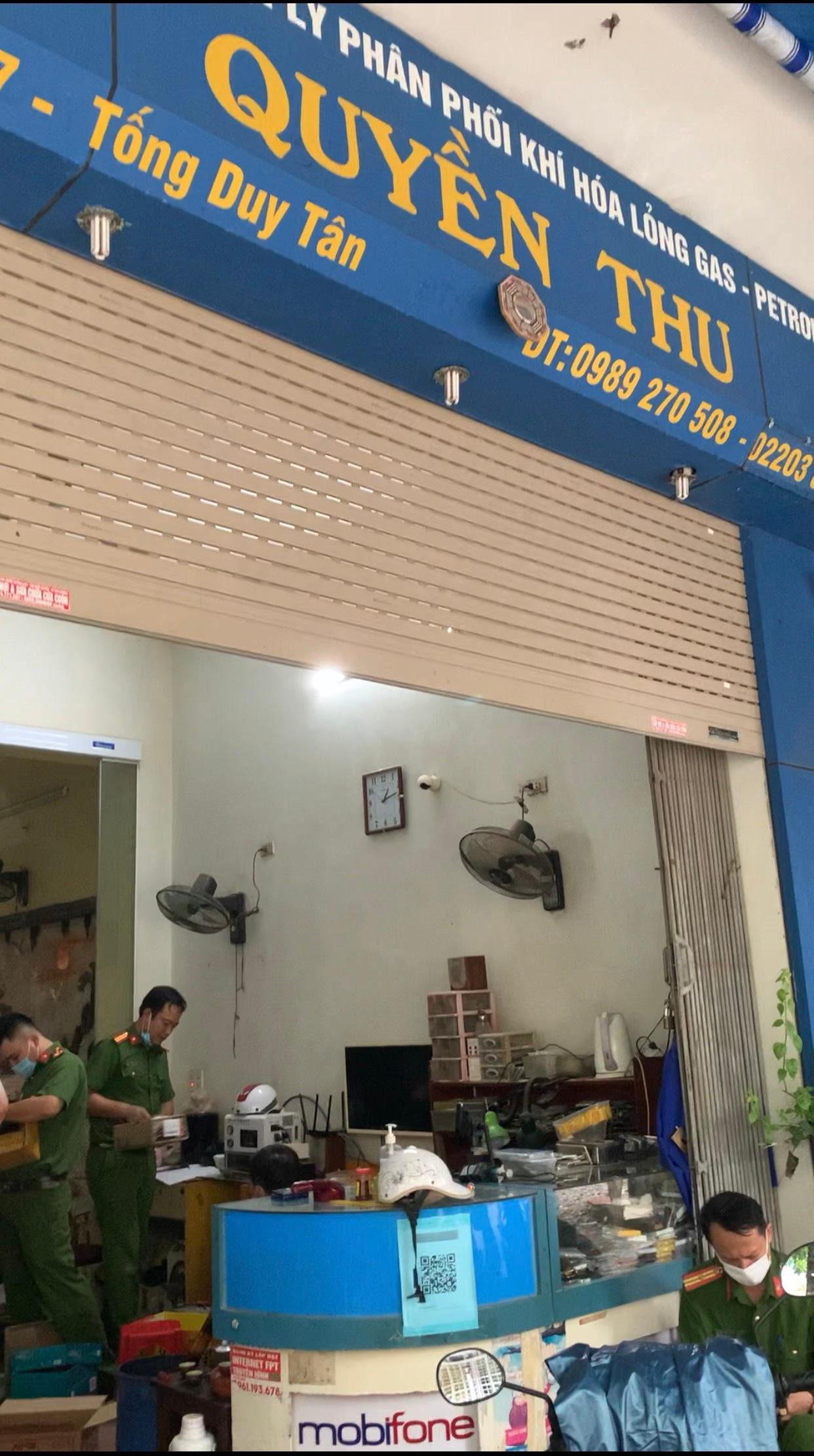 Lực lượng chức năng khám xét cơ sở sang chiết gas Quyền Thu. Ảnh: N.L