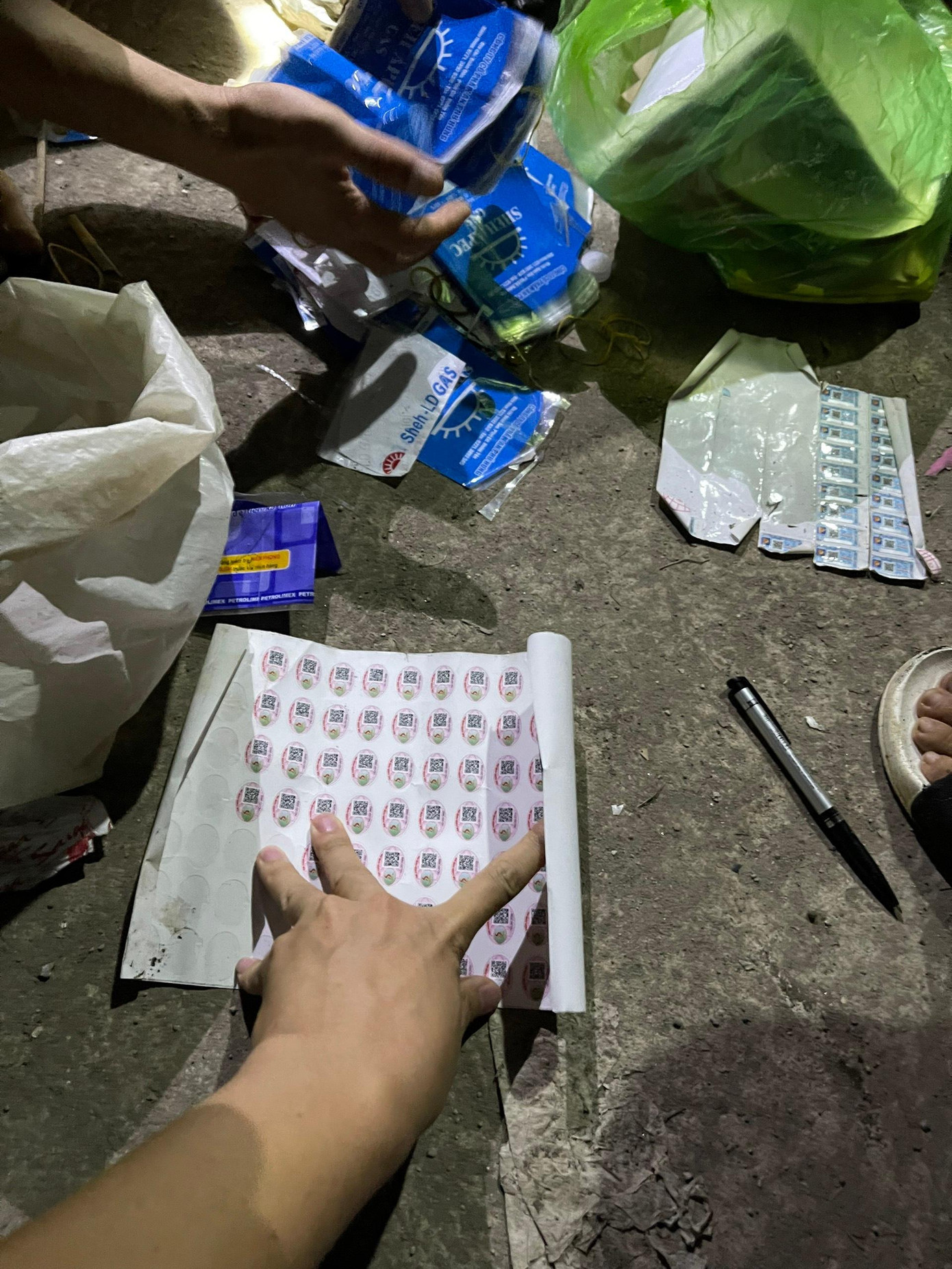 Tem giả phát hiện tại cơ sở Quyền Thu. Ảnh: N.L