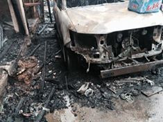 Hà Nội: Cửa hàng tạp hóa bốc hỏa thiêu rụi ô tô ảnh 3