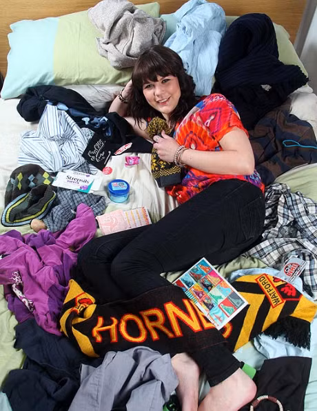 Kerri Dobson đang nằm tươi cười trên đống “chiến lợi phẩm” thu được từ 21 bạn tình