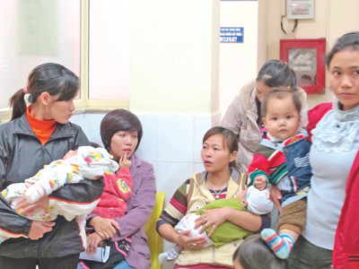 Chờ khám tại Khoa Khám bệnh (BV Nhi T.Ư). Ảnh: Thái Hà