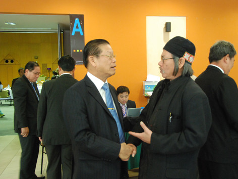 Phó Thủ tướng Somsavad Lengsavath với tác giả trong giờ giải lao Hội nghị