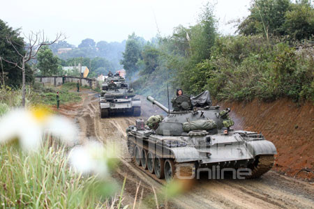 Đội hình xe tăng hành quân cơ động ra khu sơ tán. Đội hình xe tăng hành quân cơ động ra khu sơ tán