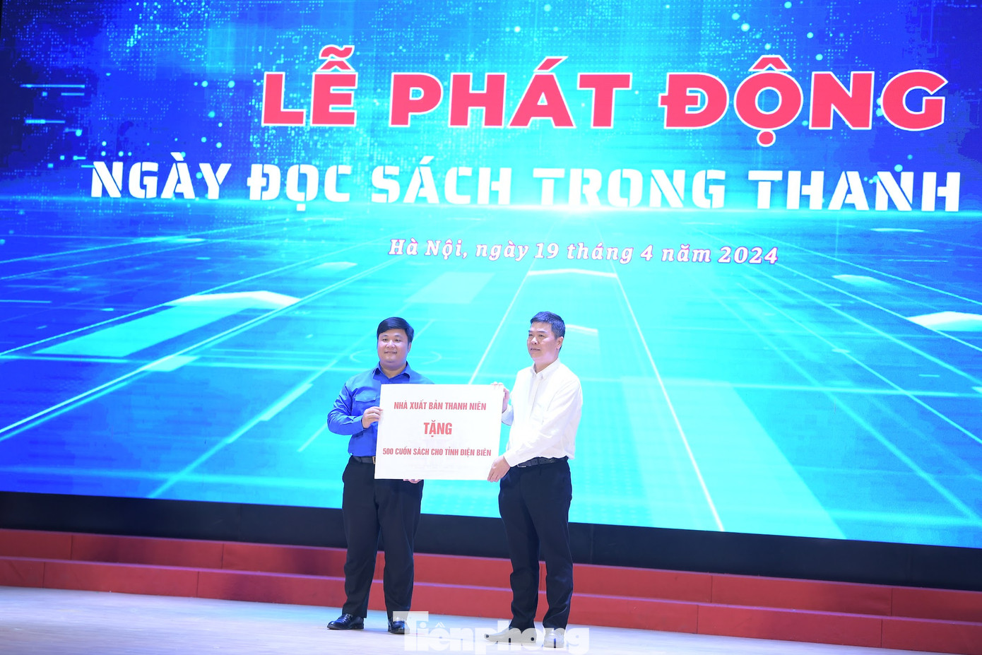 Anh Nguyễn Thái An - Trưởng ban Tuyên giáo T.Ư Đoàn (bên trái) tiếp nhận sách trao tặng tỉnh Điện Biên. Anh Nguyễn Thái An - Trưởng ban Tuyên giáo T.Ư Đoàn (bên trái) tiếp nhận sách trao tặng tỉnh Điện Biên.