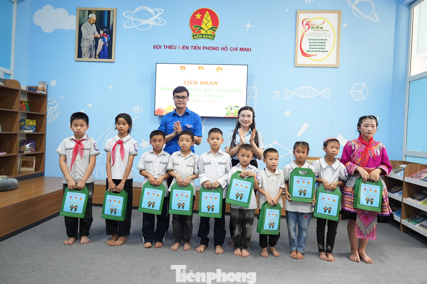 Anh Bùi Quang Huy - Ủy viên dự khuyết T.Ư Đảng, Bí thư thứ nhất T.Ư Đoàn; chị Nguyễn Phạm Duy Trang - Bí thư T.Ư Đoàn, Chủ tịch Hội đồng Đội T.Ư trao tặng học bổng cho thiếu nhi có hoàn cảnh khó khăn vượt khó học tốt Anh Bùi Quang Huy - Ủy viên dự khuyết T.Ư Đảng, Bí thư thứ nhất T.Ư Đoàn; chị Nguyễn Phạm Duy Trang - Bí thư T.Ư Đoàn, Chủ tịch Hội đồng Đội T.Ư trao tặng học bổng cho thiếu nhi có hoàn cảnh khó khăn vượt khó học tốt