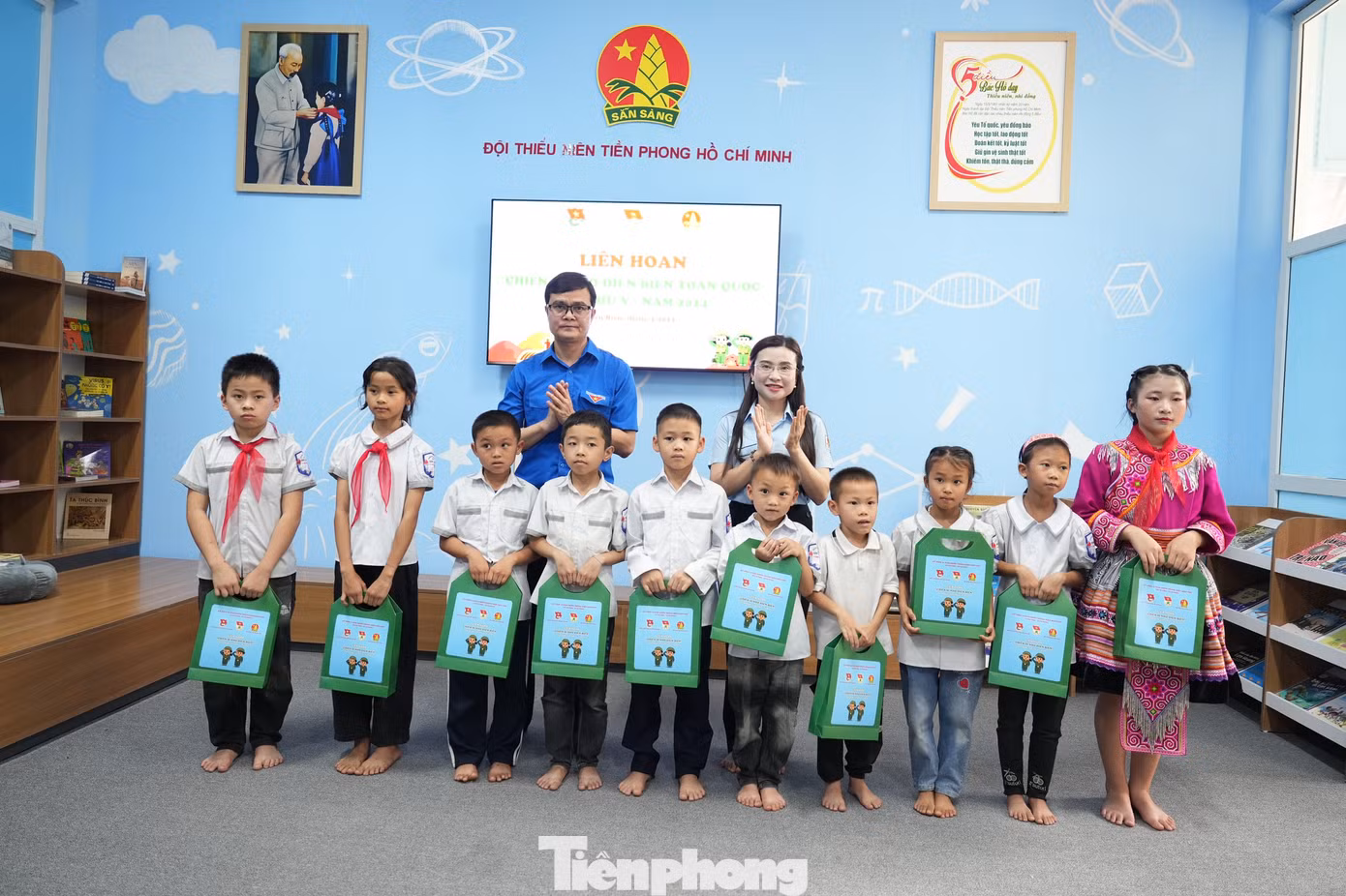 Anh Bùi Quang Huy - Ủy viên dự khuyết T.Ư Đảng, Bí thư thứ nhất T.Ư Đoàn; chị Nguyễn Phạm Duy Trang - Bí thư T.Ư Đoàn, Chủ tịch Hội đồng Đội T.Ư trao tặng học bổng cho thiếu nhi có hoàn cảnh khó khăn vượt khó học tốt