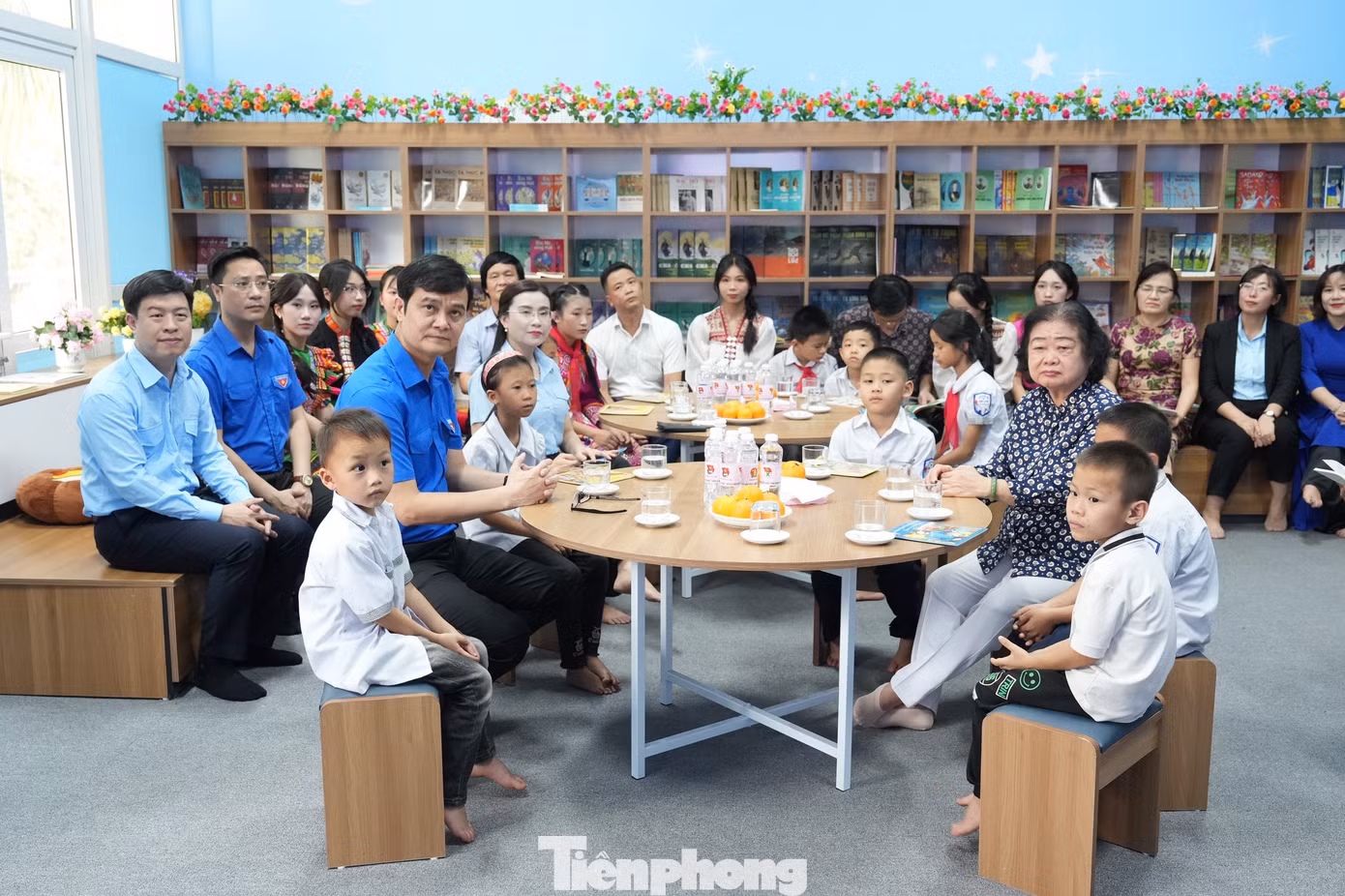 Các đại biểu cùng các em học sinh trải nghiệm không gian đọc sách, tương tác và sinh hoạt Đội tại Điện Biên.