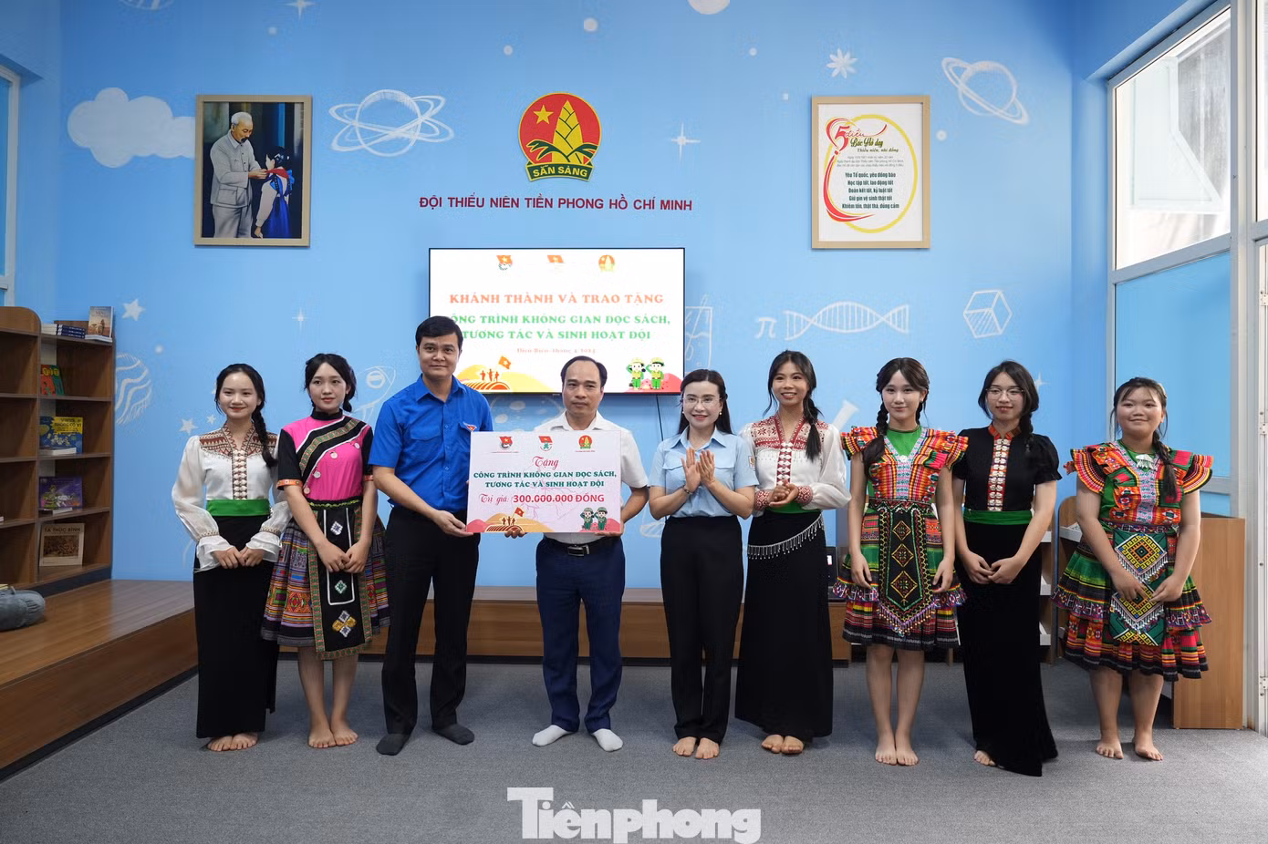 Anh Bùi Quang Huy - Ủy viên dự khuyết T.Ư Đảng, Bí thư thứ nhất T.Ư Đoàn; chị Nguyễn Phạm Duy Trang - Bí thư T.Ư Đoàn, Chủ tịch Hội đồng Đội T.Ư trao tặng không gian đọc sách, tương tác và sinh hoạt Đội cho Nhà Thiếu nhi tỉnh Điện Biên.