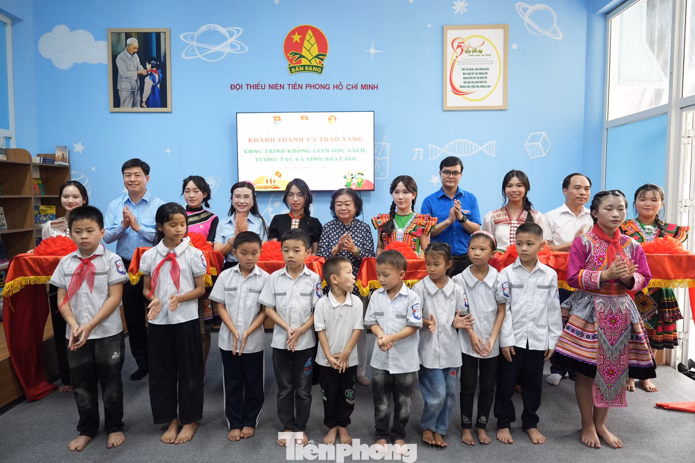 Các đại biểu cắt băng khánh thành công trình “Không gian đọc sách, tương tác và sinh hoạt Đội”.