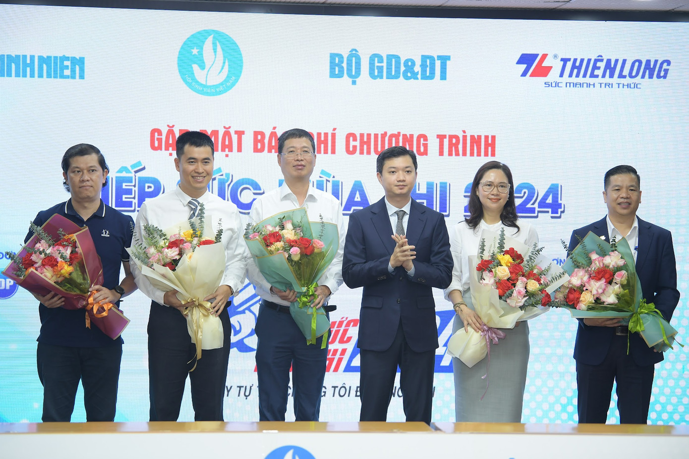 Anh Nguyễn Minh Triết – Bí thư T.Ư Đoàn, Chủ tịch T.Ư Hội SVVN tặng hoa các đơn vị đồng hành chương trình Tiếp sức mùa thi năm 2024. Ảnh: Dương Triều Anh Nguyễn Minh Triết – Bí thư T.Ư Đoàn, Chủ tịch T.Ư Hội SVVN tặng hoa các đơn vị đồng hành chương trình Tiếp sức mùa thi năm 2024. Ảnh: Dương Triều