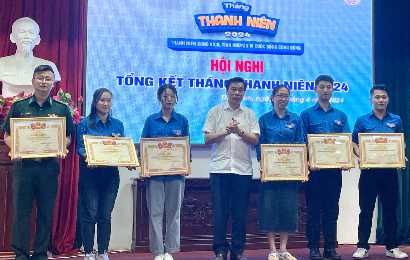 Ông Nguyễn Văn Giang - Ủy viên Ban Thường vụ, Trưởng ban Dân vận Tỉnh ủy trao bằng khen cho các tập thể. Ông Nguyễn Văn Giang - Ủy viên Ban Thường vụ, Trưởng ban Dân vận Tỉnh ủy trao bằng khen cho các tập thể.