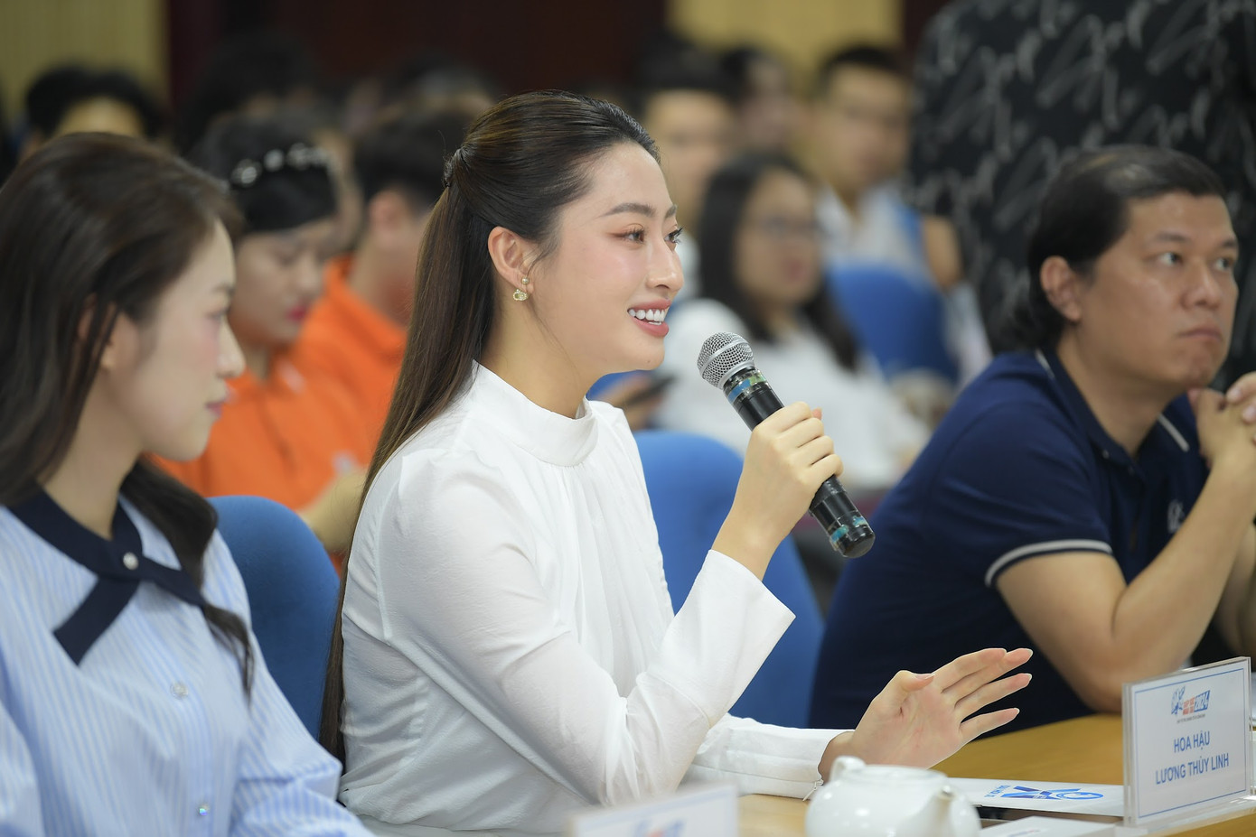 Hoa hậu Lương Thuỳ Linh - đại sứ chương trình "Tiếp sức mùa thi" năm 2024 chia sẻ tại chương trình. Hoa hậu Lương Thuỳ Linh - đại sứ chương trình "Tiếp sức mùa thi" năm 2024 chia sẻ tại chương trình.