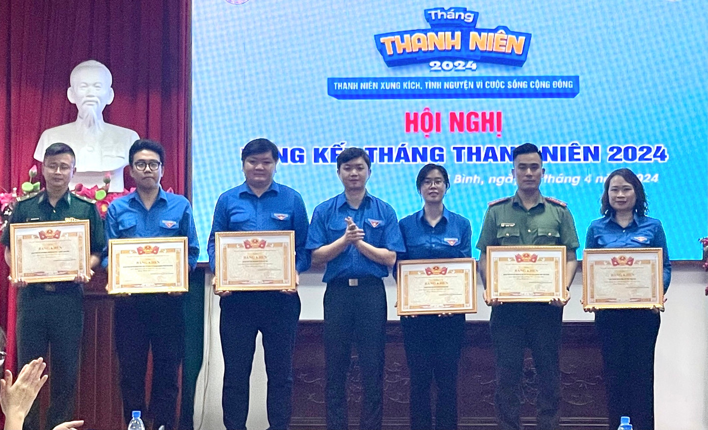 Anh Nguyễn Minh Triết - Bí thư T.Ư Đoàn, Chủ tịch T.Ư Hội SVVN (thứ 4, từ phải qua) trao Bằng khen cho các cá nhân có thành tích xuất sắc trong Tháng Thanh niên năm 2024 Anh Nguyễn Minh Triết - Bí thư T.Ư Đoàn, Chủ tịch T.Ư Hội SVVN (thứ 4, từ phải qua) trao Bằng khen cho các cá nhân có thành tích xuất sắc trong Tháng Thanh niên năm 2024
