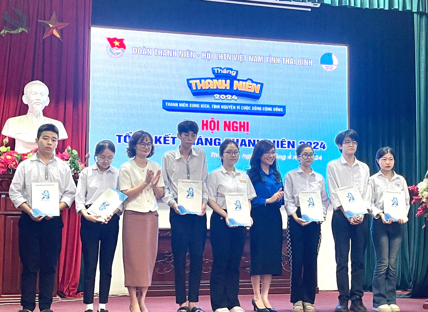 Chị Hồ Hồng Nguyên - Trưởng ban Thanh niên Trường học Trung ương Đoàn, Phó Chủ tịch thường trực Hội SVVN trao học bổng cho học sinh, sinh viên tỉnh Thái Bình Chị Hồ Hồng Nguyên - Trưởng ban Thanh niên Trường học Trung ương Đoàn, Phó Chủ tịch thường trực Hội SVVN trao học bổng cho học sinh, sinh viên tỉnh Thái Bình