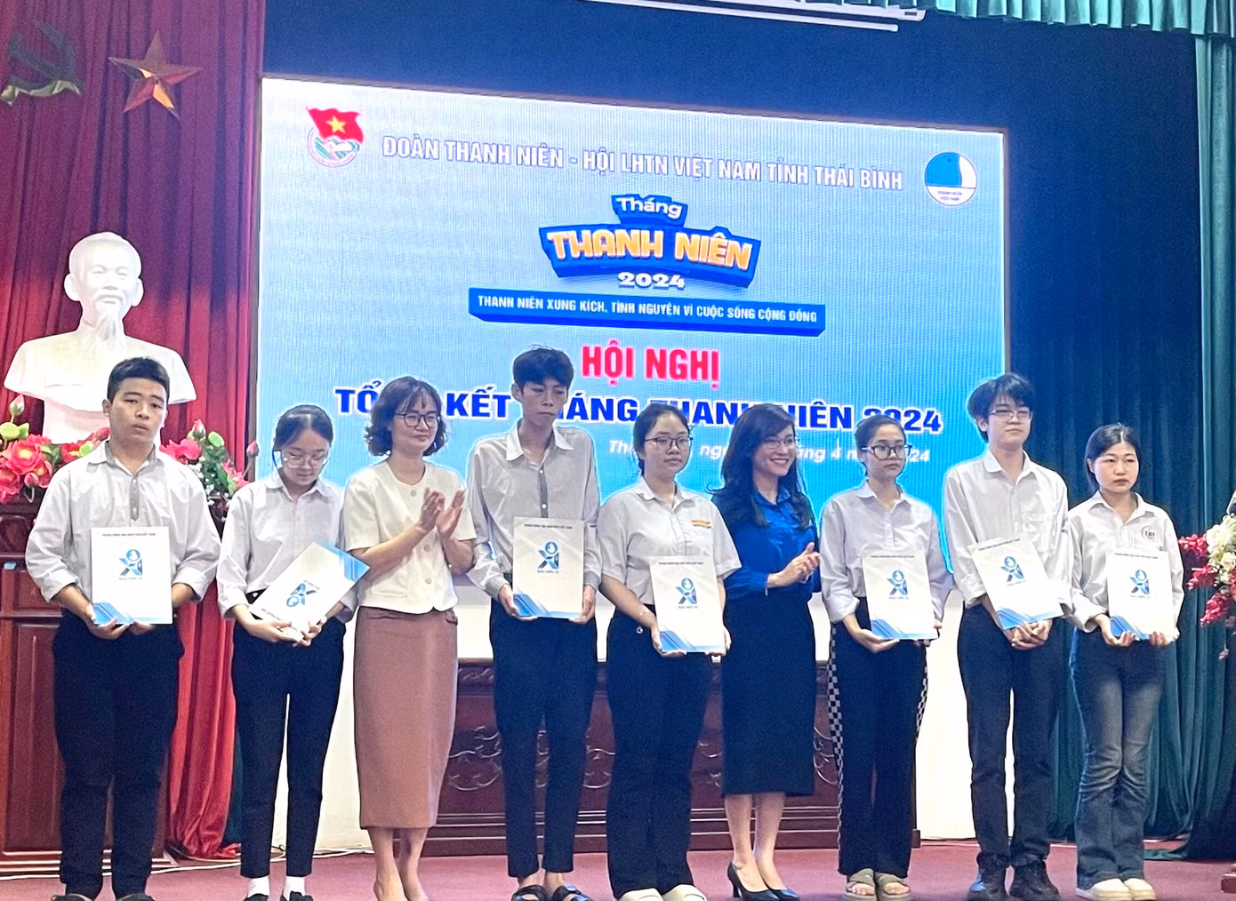 Chị Hồ Hồng Nguyên - Trưởng ban Thanh niên Trường học Trung ương Đoàn, Phó Chủ tịch thường trực Hội SVVN trao học bổng cho học sinh, sinh viên tỉnh Thái Bình