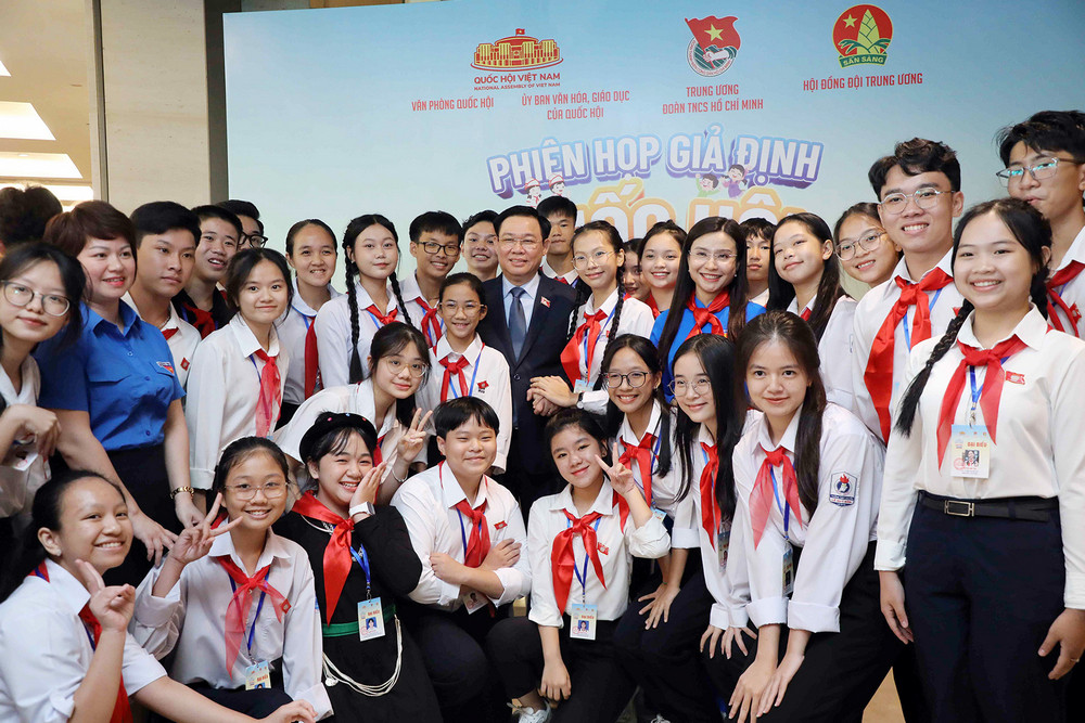 Chủ tịch Quốc hội Vương Đình Huệ chụp ảnh cùng các đại biểu thiếu nhi tham gia Phiên họp giả định "Quốc hội trẻ em" lần thứ I, năm 2023