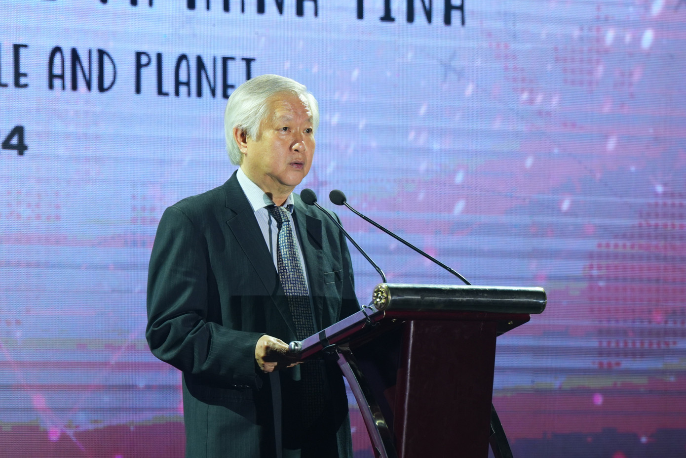 Ông Tạ Việt Anh - Chủ tịch Hội đồng Quản lý Quỹ hỗ trợ chương trình dự án an sinh xã hội Việt Nam - AFV chúc mừng lễ công bố của AAV.