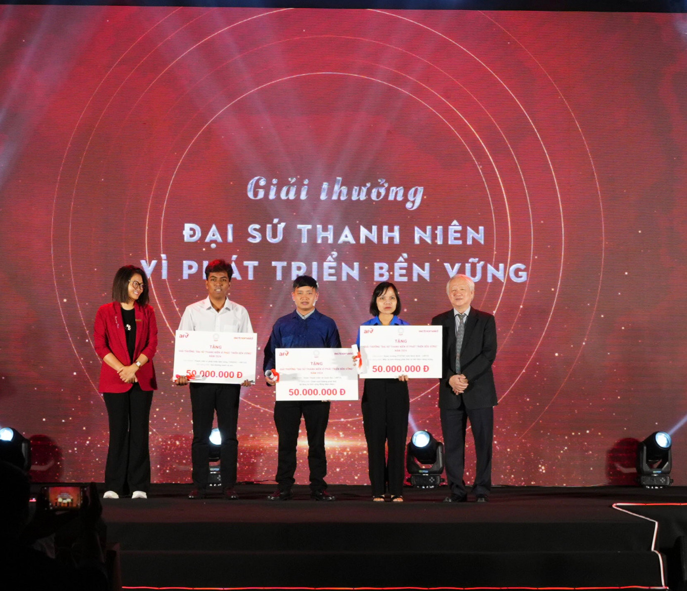 Ban tổ chức trao giải thưởng "Đại sứ thanh niên vì phát triển bền vững"