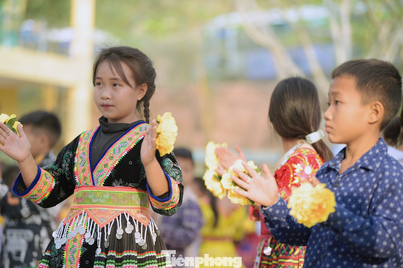 Các em học sinh trải nghiệm trò chơi Các em học sinh trải nghiệm trò chơi