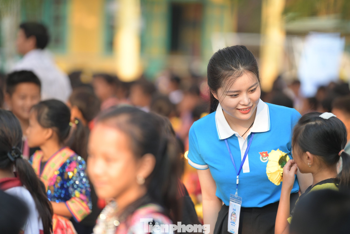 Phạm Thùy Linh trò chuyện với các em học sinh Nậm Vì Phạm Thùy Linh trò chuyện với các em học sinh Nậm Vì