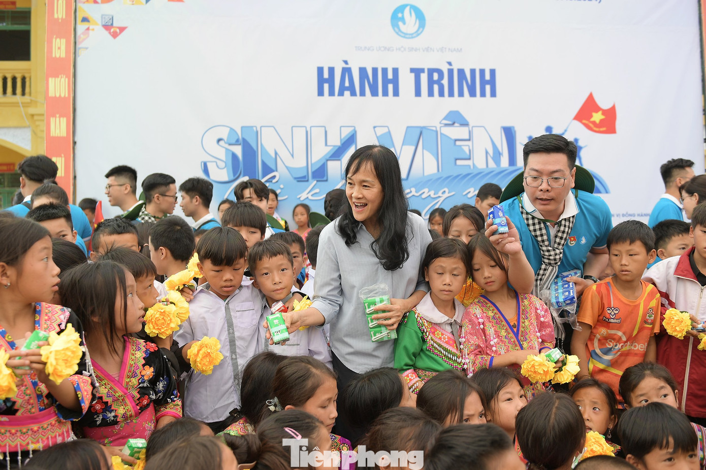 Những hộp sữa, món quà được trao tại Ngày hội Những hộp sữa, món quà được trao tại Ngày hội