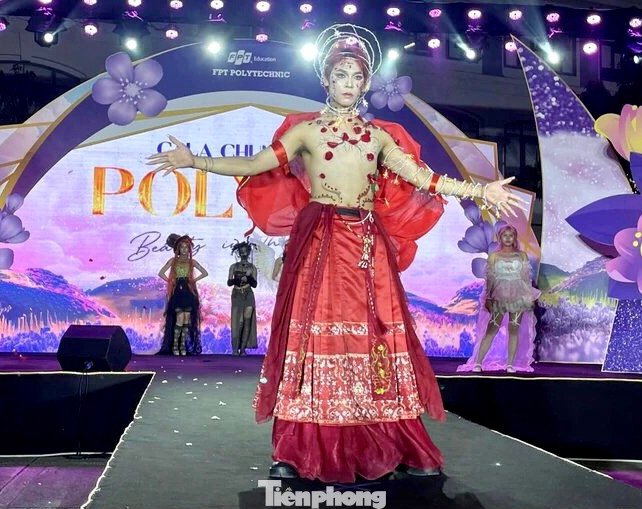 Tác phẩm nổi bật với tông màu đỏ được lấy ý tưởng từ những bông hoa hồng