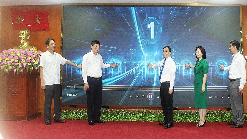 Các đại biểu thực hiện nghi thức phát động Cuộc thi viết "Vượt lên số phận" lần thứ 7 Các đại biểu thực hiện nghi thức phát động Cuộc thi viết "Vượt lên số phận" lần thứ 7