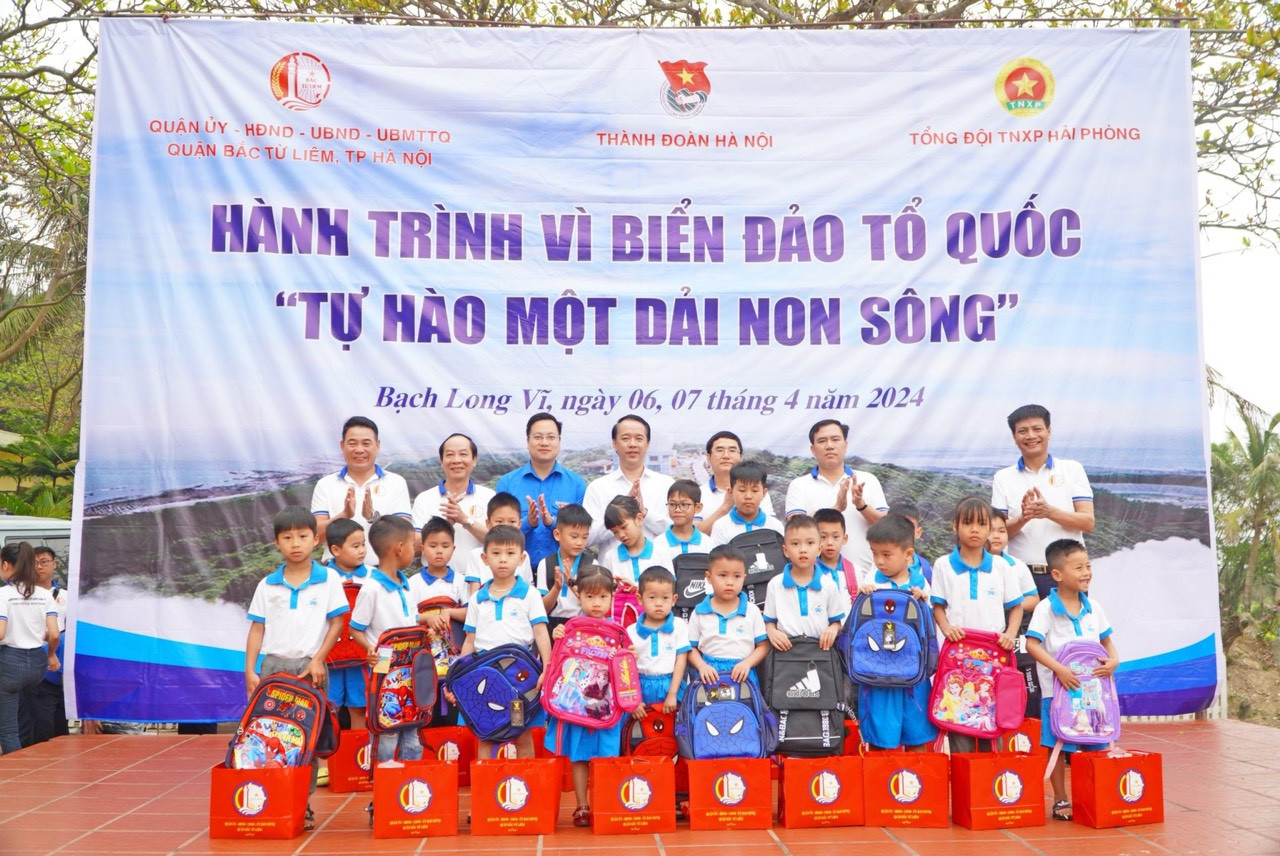 Đoàn công tác tặng quà cho học sinh trên đảo Bạch Long Vĩ Đoàn công tác tặng quà cho học sinh trên đảo Bạch Long Vĩ