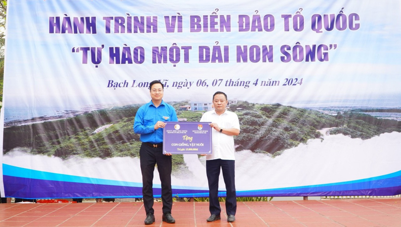 Anh Trần Quang Hưng - Phó Bí thư Thành Đoàn Hà Nội trao biểu tượng trưng quà tặng về con giống, vật nuôi cho thanh niên xung phong tại đảo Anh Trần Quang Hưng - Phó Bí thư Thành Đoàn Hà Nội trao biểu tượng trưng quà tặng về con giống, vật nuôi cho thanh niên xung phong tại đảo