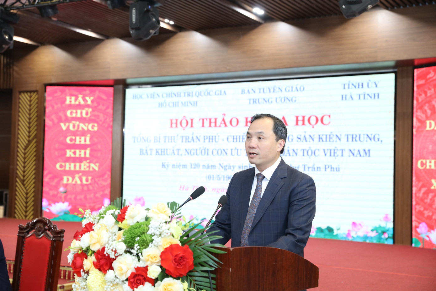 Bí thư Tỉnh ủy Hà Tĩnh Hoàng Trung Dũng phát biểu tại Hội thảo Bí thư Tỉnh ủy Hà Tĩnh Hoàng Trung Dũng phát biểu tại Hội thảo