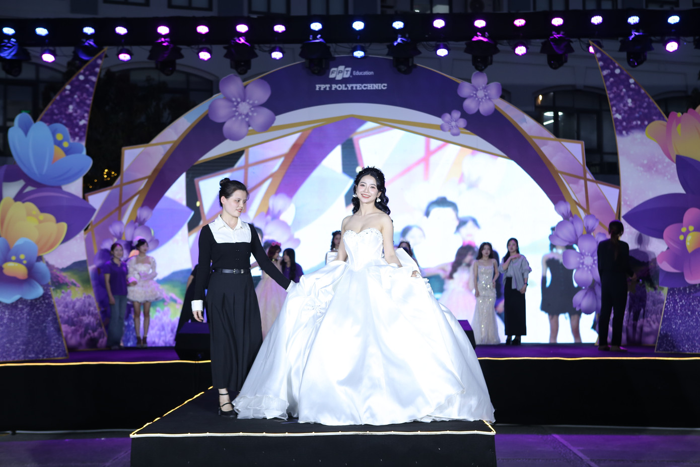 Người mẫu rạng rỡ trình diễn trong phần dự thi chủ đề “Makeup beauty”