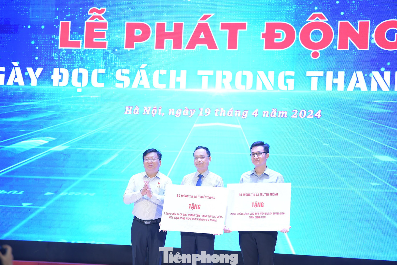 Đại diện Bộ Thông tin và Truyền thông trao tặng sách cho Học viện Công nghệ Bưu chính Viễn thông và huyện Tuần Giáo, tỉnh Điện Biên. Ảnh: Dương Triều Đại diện Bộ Thông tin và Truyền thông trao tặng sách cho Học viện Công nghệ Bưu chính Viễn thông và huyện Tuần Giáo, tỉnh Điện Biên. Ảnh: Dương Triều