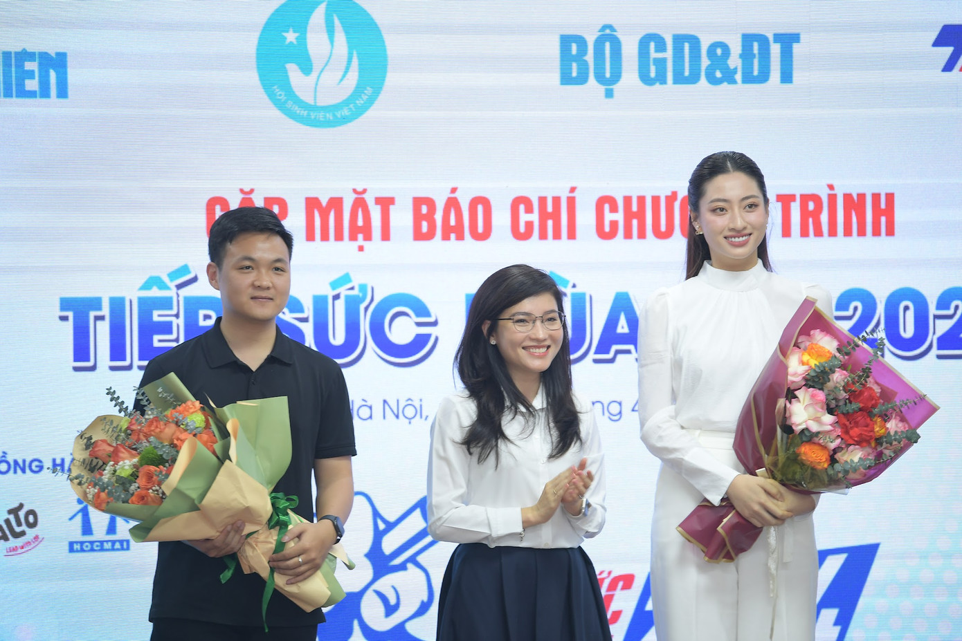 Chị Hồ Hồng Nguyên - Trưởng ban Thanh niên Trường học T.Ư Đoàn, Phó Chủ tịch thường trực T.Ư Hội SVVN tặng hoa các đại sứ đồng hành chương trình. Ảnh: Dương Triều Chị Hồ Hồng Nguyên - Trưởng ban Thanh niên Trường học T.Ư Đoàn, Phó Chủ tịch thường trực T.Ư Hội SVVN tặng hoa các đại sứ đồng hành chương trình. Ảnh: Dương Triều