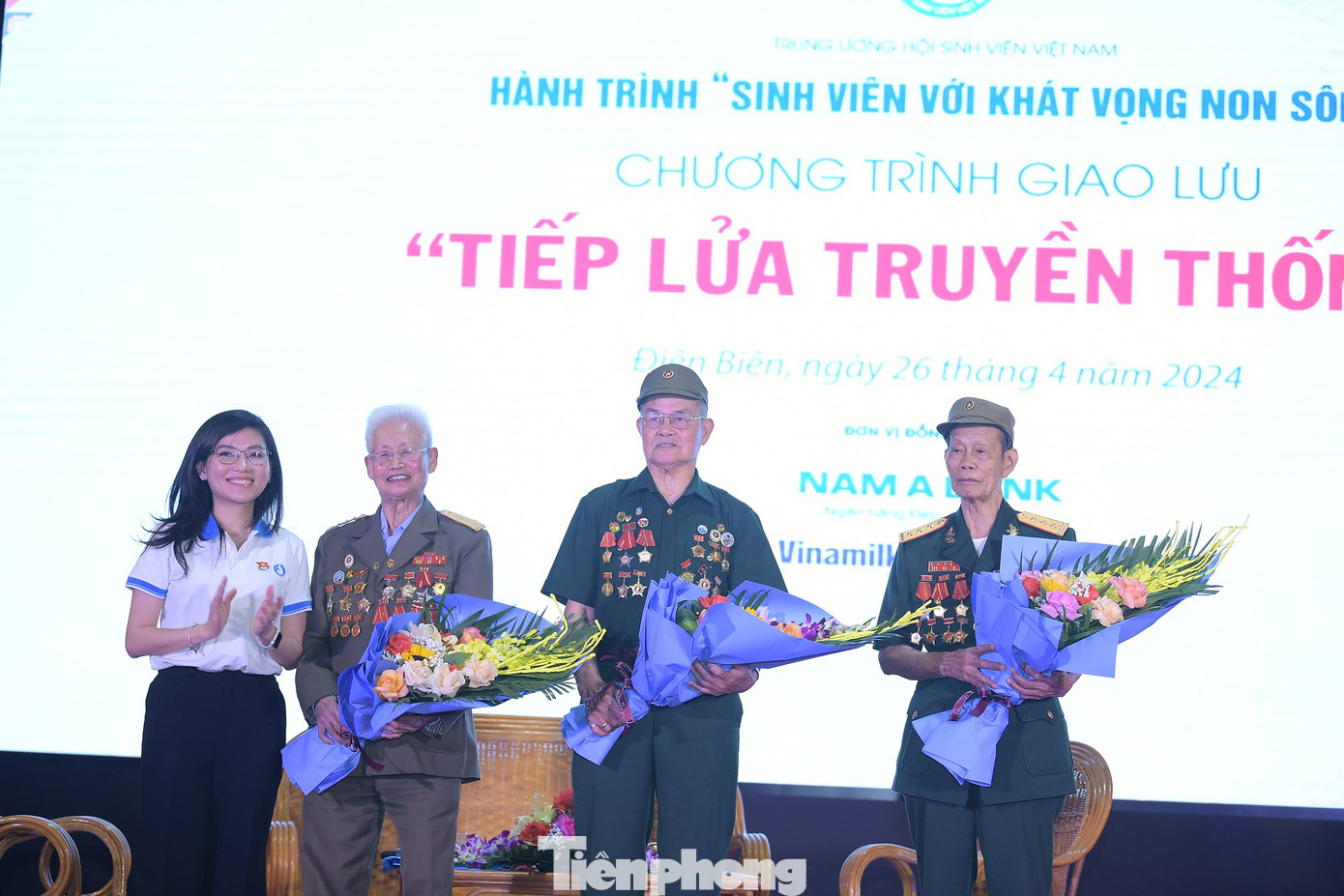 Chị Hồ Hồng Nguyên - Trưởng ban Thanh niên Trường học T.Ư Đoàn, Phó Chủ tịch thường trực T.Ư Hội SVVN tặng hoa ba nhân chứng lịch sử giao lưu tại chương trình.