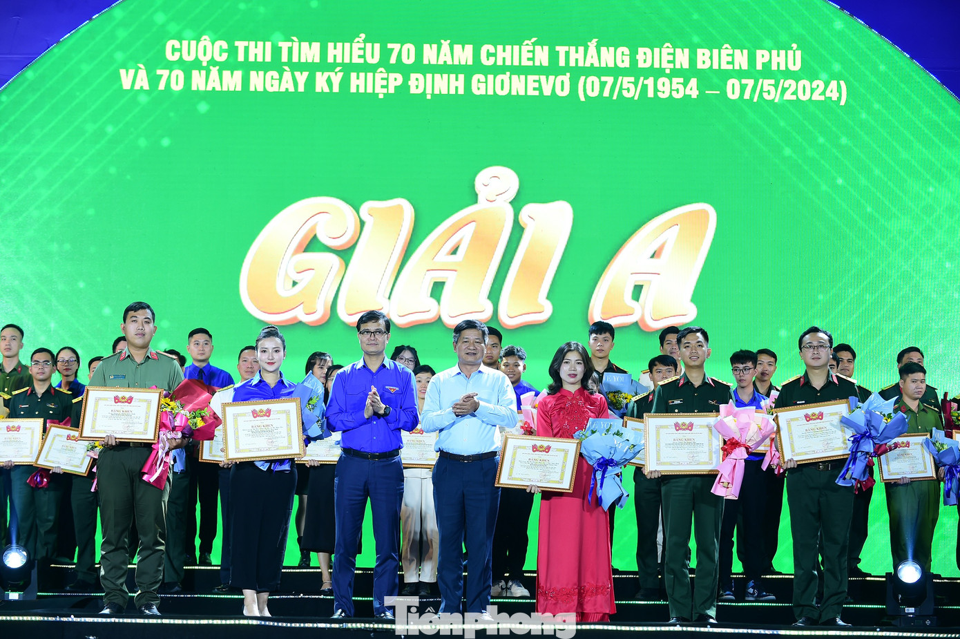 Trao giải A cuộc thi